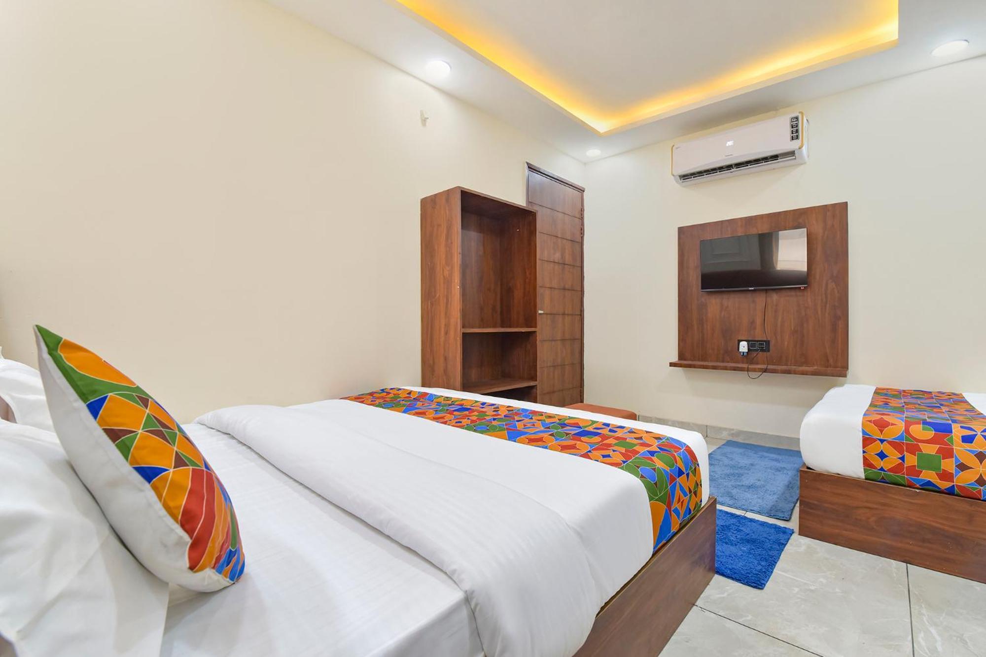 Hotel Fabhotel Royal Portico 3*