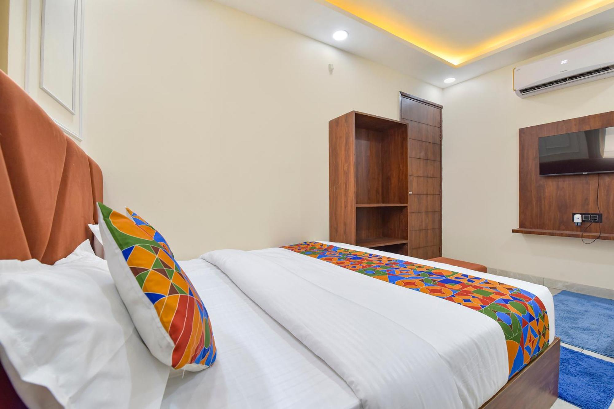 Fabhotel Royal Portico 3*