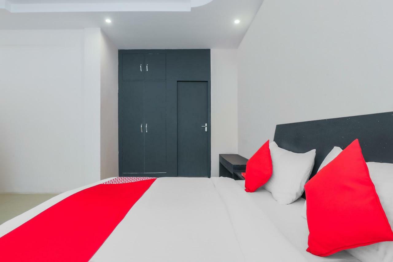 Oyo Flagship 22828 Sector 1a Hotel