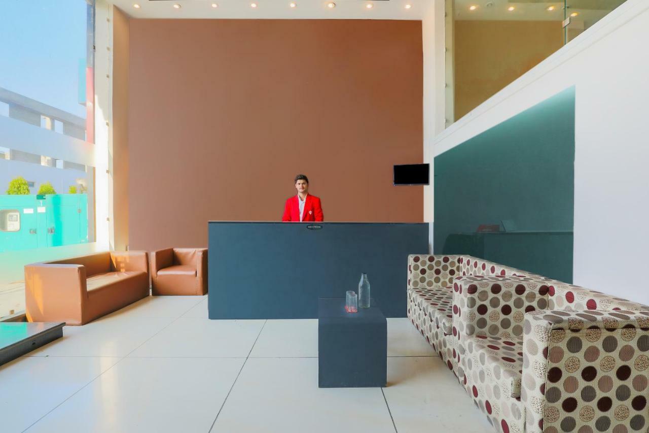 Oyo Flagship 22828 Sector 1a Hotel